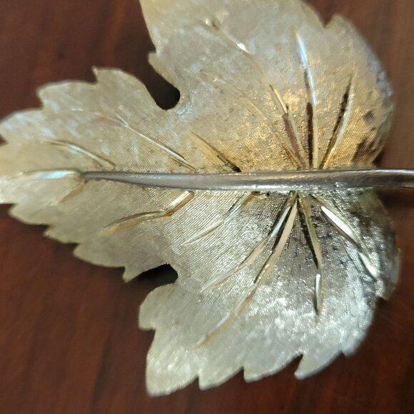 Vintage Manselle Gold-Tone Leaf Brooch Pin - Picture 2 of 5